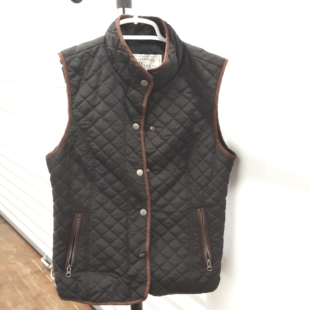 BASS COMPANY WOMENS BLACK QUILTED VEST WITH BROWN TRIM